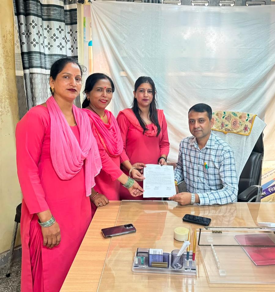  आशा कार्यकर्ताओं ने बीएमओ ज्वालामुखी को सौंपा मांगपत्र, समस्याओं के शीघ्र समाधान की मांग