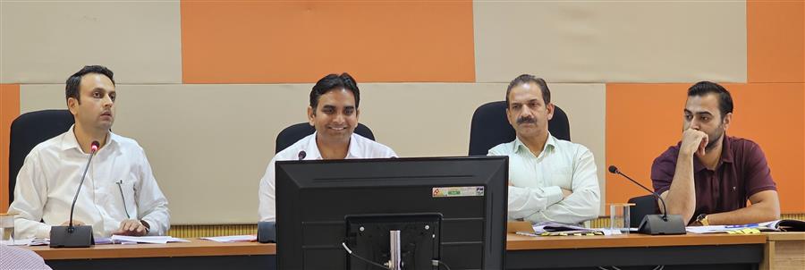 सरकारी योजनाओं का लाभ पात्र लोगों तक समयबद्ध पहुंचाना सुनिश्चित करें : उपायुक्त हेमराज बैरवा