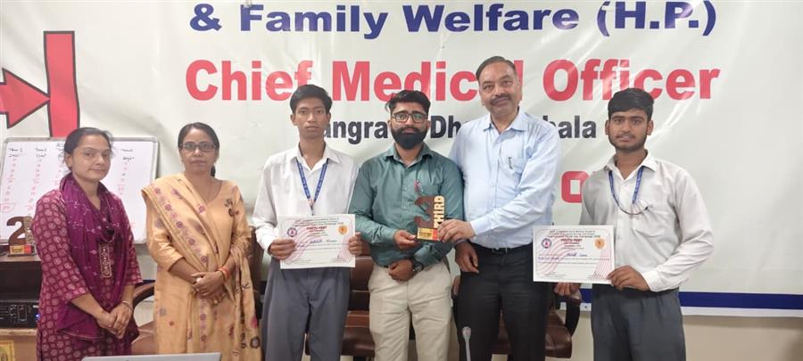 जिला स्तरीय स्वास्थ्य जागरूकता क्विज में कनेड़ स्कूल के आर्यन व अभय प्रथम