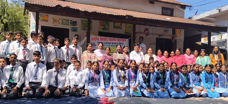 रत्ती स्कूल में किशोर स्वास्थ्य एवं सांप के काटने से बचाव को लेकर जागरूकता कार्यक्रम