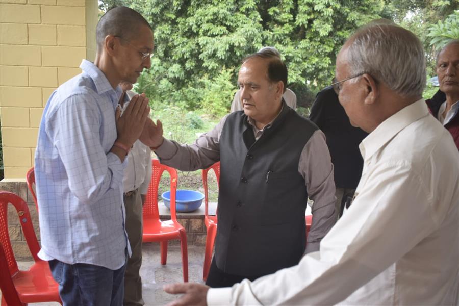 विधानसभा अध्यक्ष ने पूर्व मंत्री मेजर विजय सिंह मनकोटिया के शोक संतप्त परिवार से की भेंट