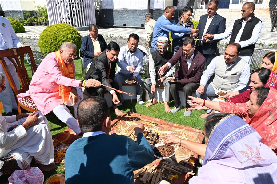 राज्यपाल ने लोक भवन में शारदीय नवरात्रि के अवसर पर किया हवन, हिमाचल प्रदेश की सुख-समृद्धि एवं खुशहाली की कामना की