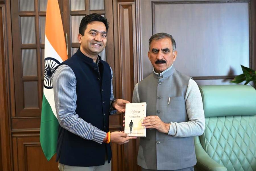 आईएएस अधिकारी राकेश कुमार प्रजापति ने मुख्यमंत्री को भेंट किया अपना पहला उपन्यास ‘लाइटर दैन येस्टर्डे’ ‘Lighter Than Yesterday’