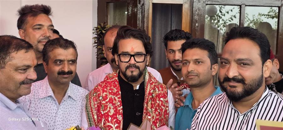 अनुराग ठाकुर को जन्मदिन की बधाई देने हमीरपुर पहुंचे रजनीश धवाला, ज्वालामुखी अस्पताल में बांटे फल
