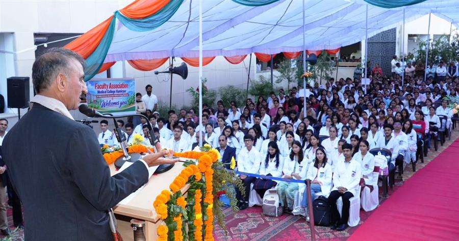 मुख्यमंत्री ने डॉ. राधाकृष्णन राजकीय चिकित्सा महाविद्यालय हमीरपुर के विद्यार्थियों से किया संवाद