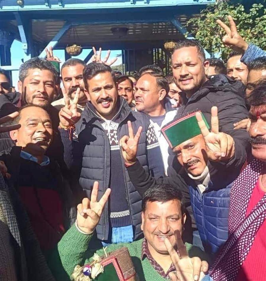 मतगणना के रुझानों में मुख्य विपक्षी कांग्रेस को स्पष्ट बढ़त मिलती नजर आ रही