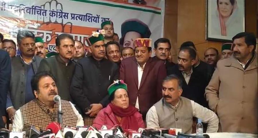 प्रतिभा सिंह, सुक्खू और मुकेश अग्निहोत्री ने शिमला में CLP बैठक से पहले एक-दूसरे से बातचीत की