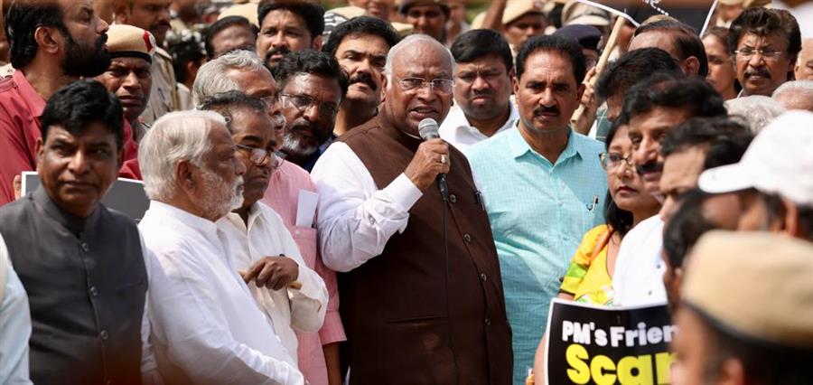 JPC के मुद्दे पर सभी विपक्षी पार्टियाँ एकमत हैं-कांग्रेस के अध्यक्ष मल्लिकार्जुन खड़गे