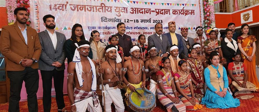 भारत में आदिवासी समुदाय की जनसँख्या 8. 9% है जो की भारत की पूरी जनसँख्या का 10.4 करोड़ : कश्यप
