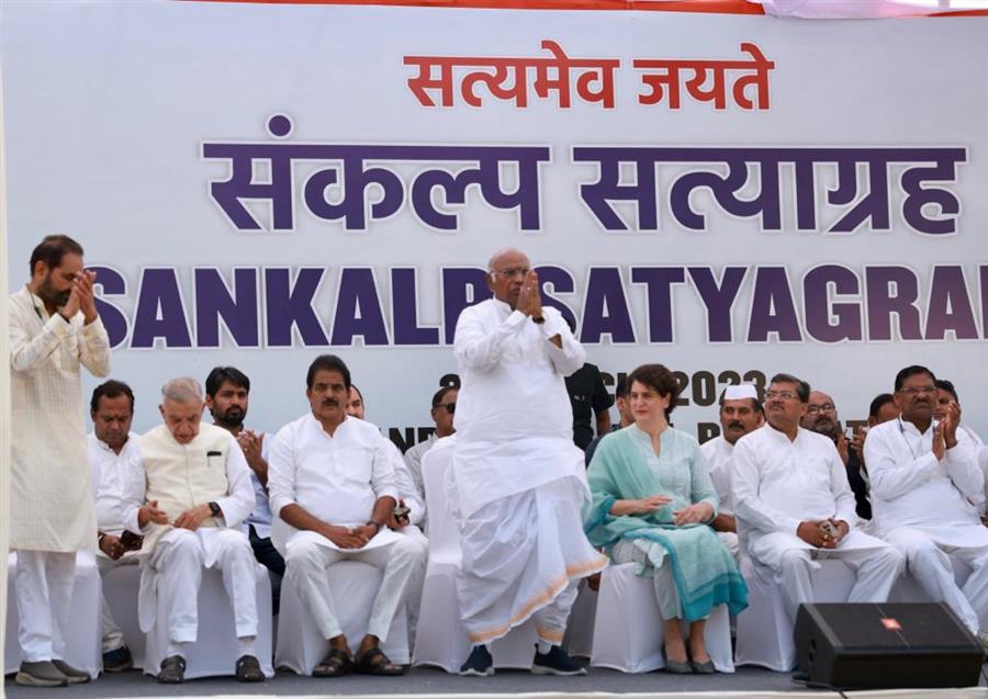 राहुल गांधी की संसद सदस्यता रद्द करने के खिलाफ देशभर में कांग्रेस का संकल्प सत्याग्रह, राजघाट पर जुटे पार्टी नेता
