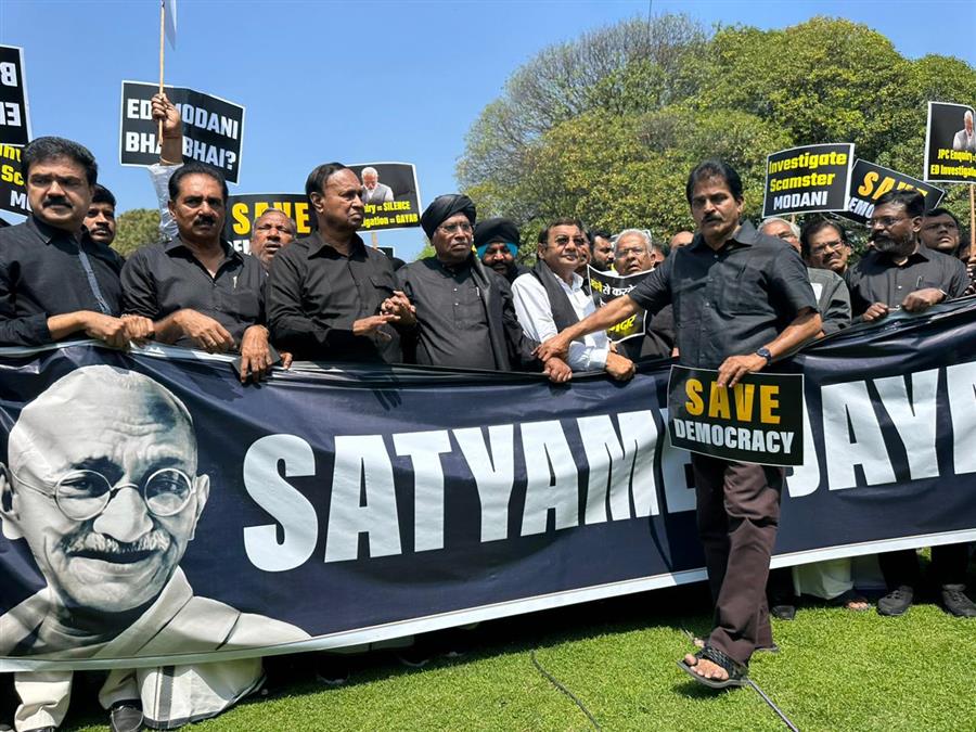 विपक्षी दलों के सांसदों ने काला कपड़ा पहनकर संसद में गांधी प्रतिमा के पास विरोध प्रदर्शन किया