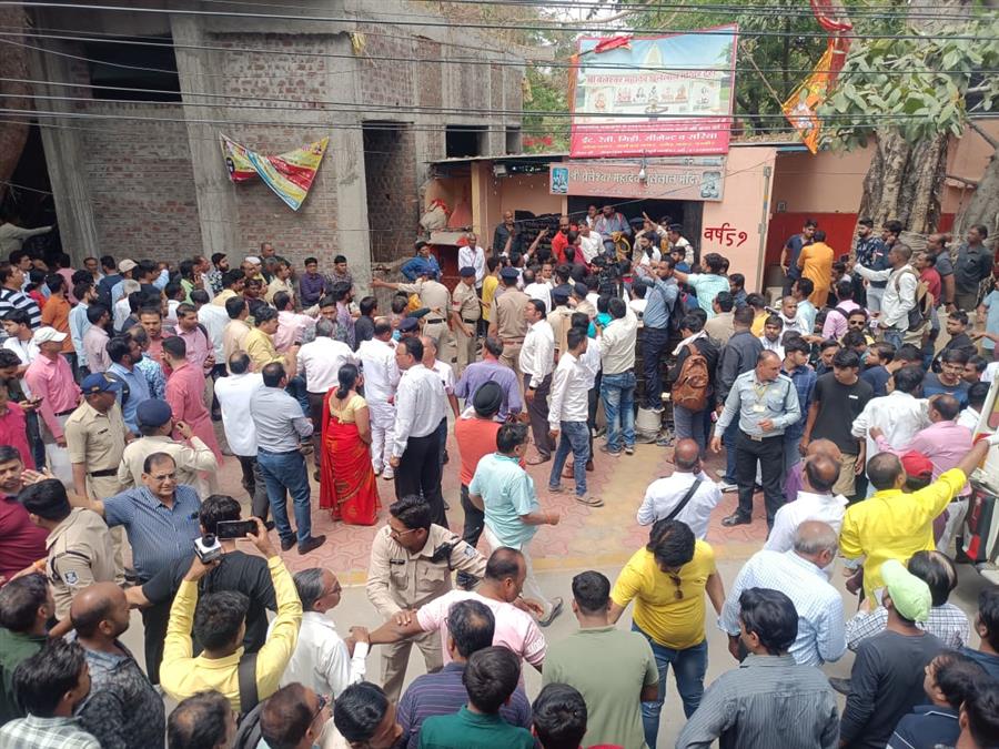 इंदौर में मंदिर की बावड़ी की छत्त गिरी, 25 लोग दबे