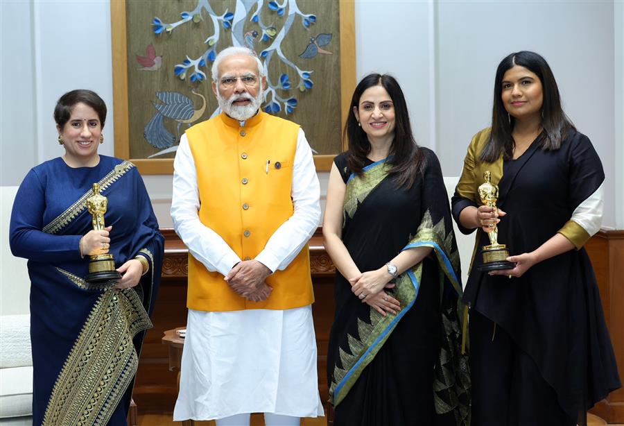 प्रधानमंत्री ने पुरस्कार विजेता लघु वृत्तचित्र 'द एलिफेंट व्हिस्परर्स' के निर्माताओं से भेंट की