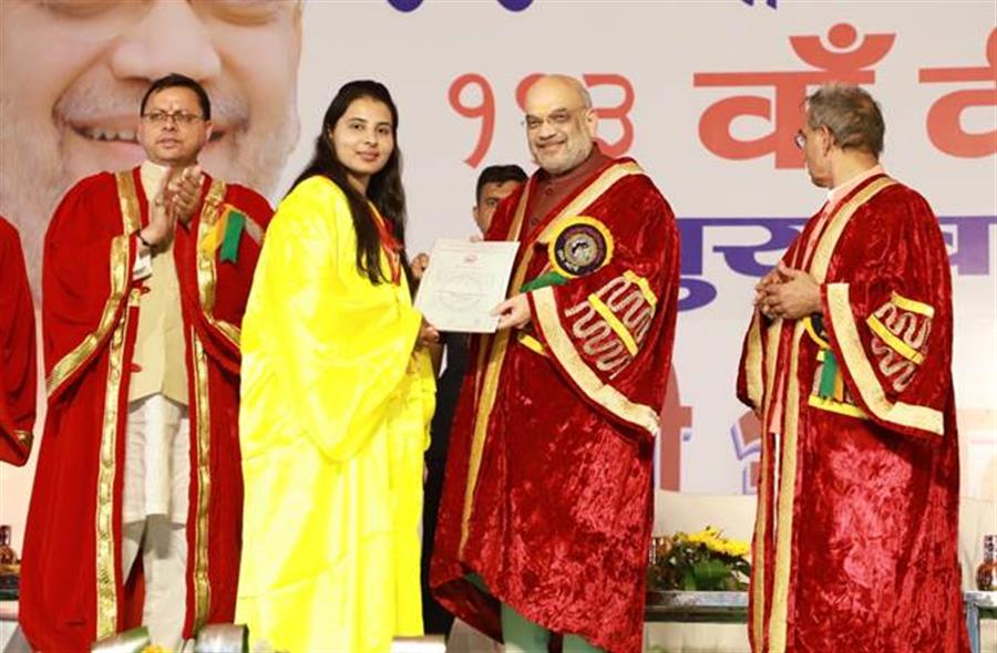गृह मंत्री अमित शाह आज उत्तराखंड के हरिद्वार में गुरुकुल कांगड़ी विश्वविद्यालय के 113वें दीक्षांत समारोह में मुख्य अतिथि के रुप में शामिल हुए