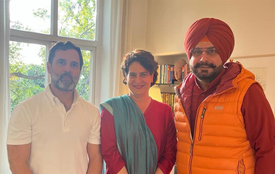 कांग्रेस नेता नवजोत सिंह सिद्धू ने राहुल गांधी और प्रियंका गांधी वाड्रा से मुलाकात की। 