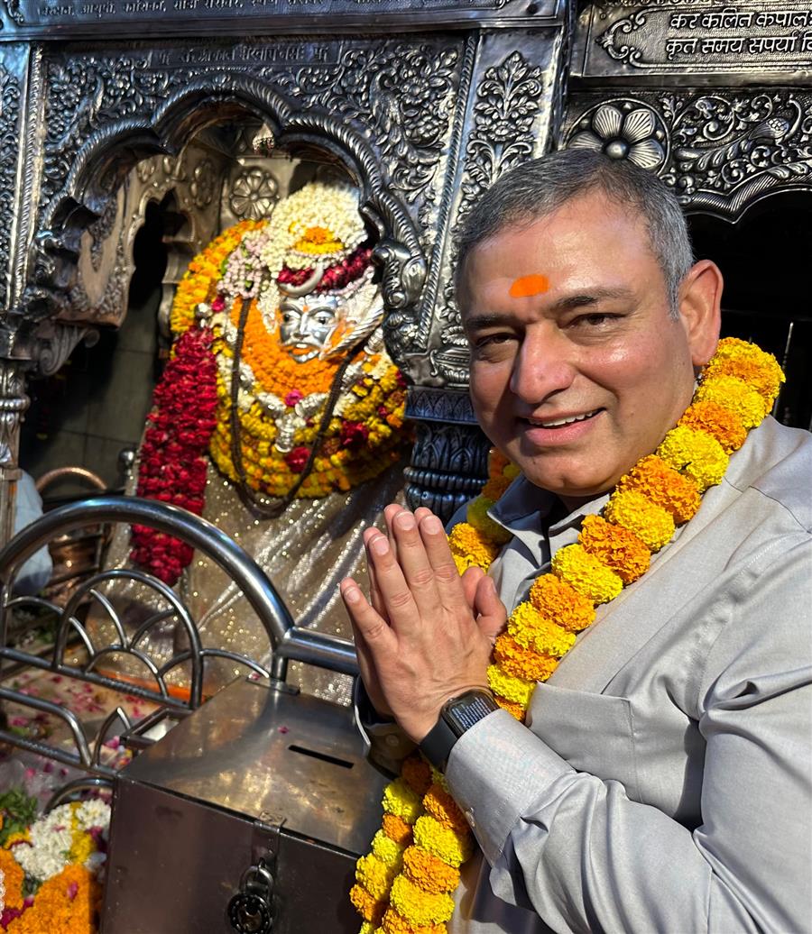 डीजीपी संजय कुंडू ने काशी विशवानाथ मंदिर के दर्शन कर पूजा अर्चना की