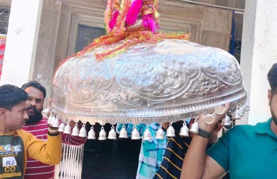 ज्वालामुखी मंदिर में श्रद्धालु ने 21 किलो का चांदी का छत्र चढ़ाया