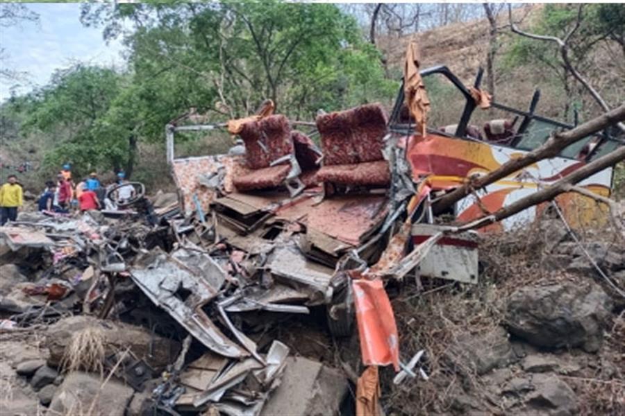 मुंबई-पुणे हाईवे पर बस के खाई में गिर जाने से 13 लोगों की मौत