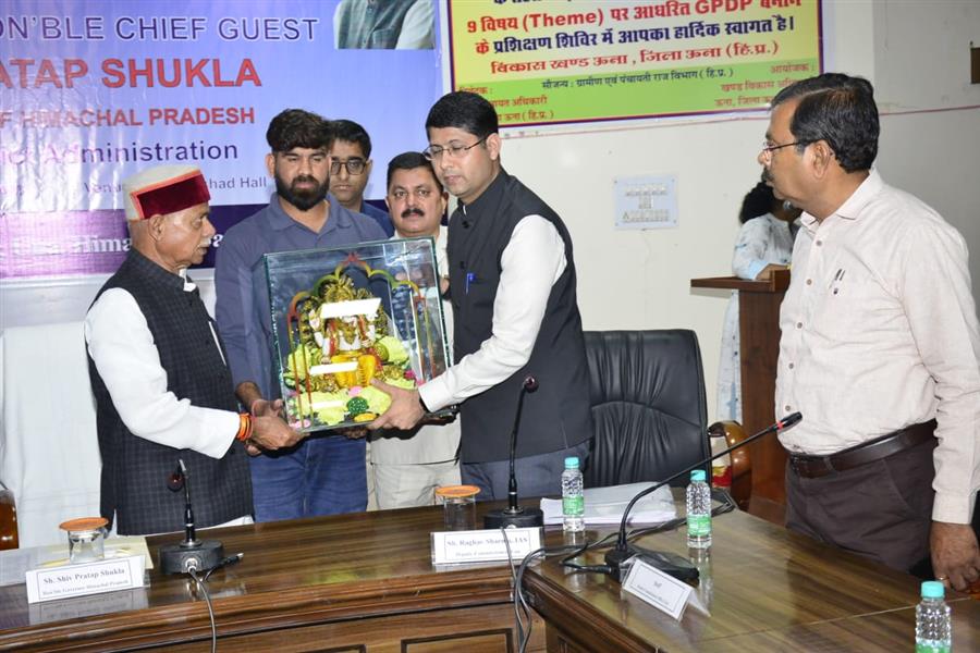 राज्यपाल ने की विकास कार्यों की समीक्षा