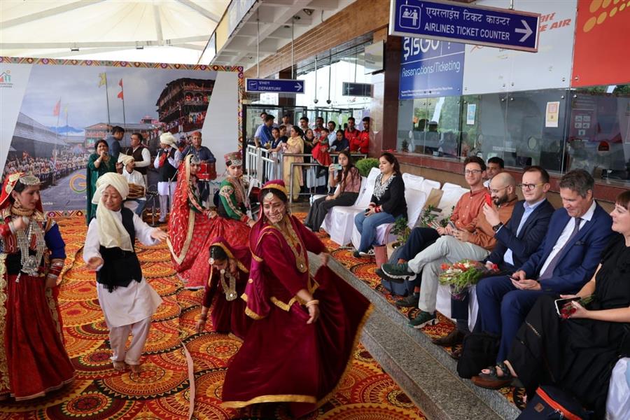 कांगड़ा पहुंचे G20 के मेहमान : एयरपोर्ट पर पहले जत्थे का जोरदार स्वागत