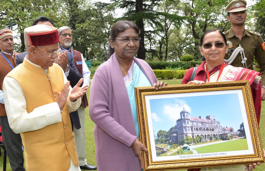 राष्ट्रपति ने भारतीय उच्च अध्ययन संस्थान का दौरा किया