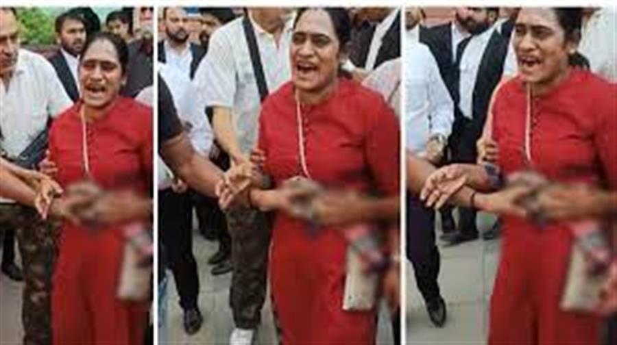 साकेत कोर्ट में सरेआम फायरिंग, महिला को मारी चार गोलियां, आरोपी वकील फरार