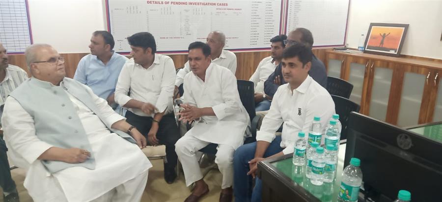 थाना आर.के. पुरम के सामने पूर्व राजयपाल चौ सत्यपाल मलिक के समर्थन में पहुंचे समर्थक ।