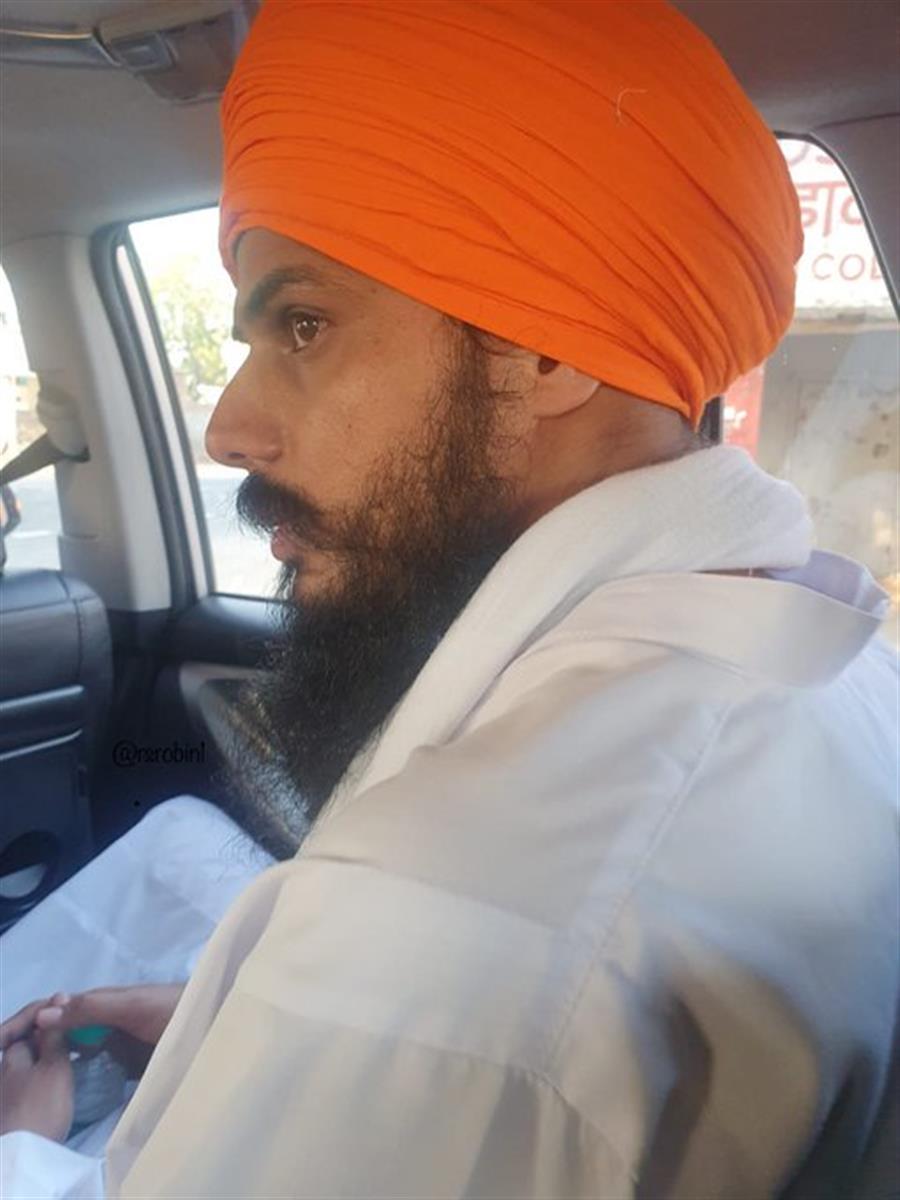 Punjab Police 'वारिस पंजाब दे' प्रमुख अमृतपाल सिंह को बठिंडा के एयरफोर्स स्टेशन लेकर आई