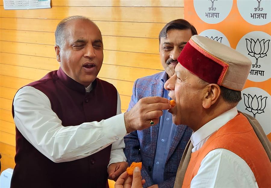 जयराम ठाकुर -सुरेश कश्यप -पवन राणा ने राजीव बिंदल  को लड्डू खिलाकर दी बधाई