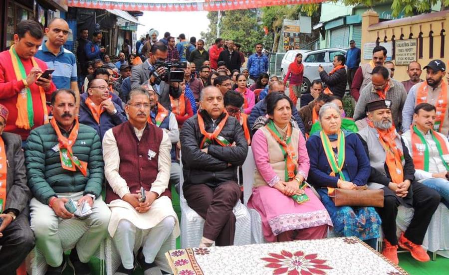 जय राम ठाकुर ने भराडी में सुना मन की बात कार्यक्रम