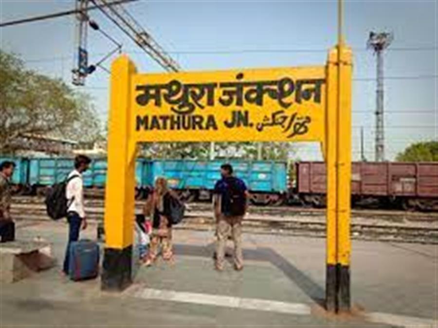 मथुरा में युवती का शव पुलिस ने बरामद किया