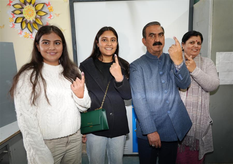 C M सुक्खू ने केन्द्रीय तिब्बती विद्यालय छोटा शिमला में मतदान किया