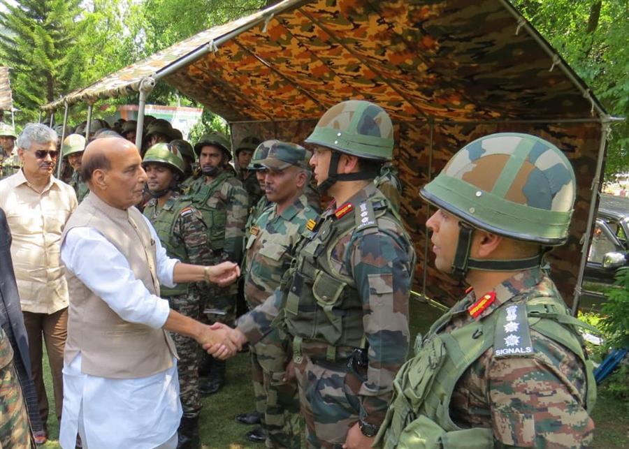 रक्षा मंत्री ने जम्मू-कश्मीर के राजौरी में आर्मी बेस कैंप का दौरा किया और सीमा पर रक्षा तैयारियों और सुरक्षा स्थिति की समीक्षा की