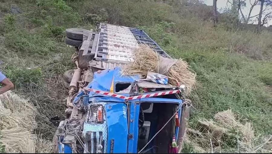 धर्मशाला के समीप ट्रक के खाई में गिरने से 5 लोगों की मृत्यु 