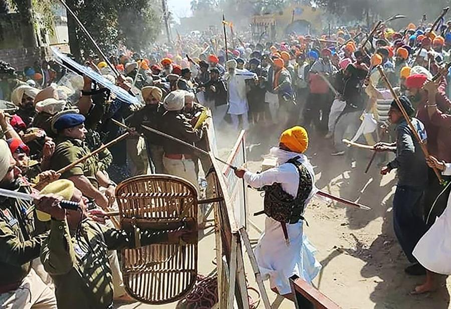 पंजाब पुलिस के एक सिपाही ने महिला किसान को थप्पड़ जड़ दिया