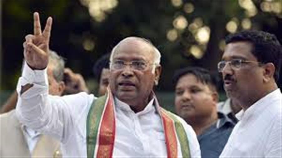 Priyanka Gandhi Vadra   की हाथ जोडो या़त्रा की तैयारियां शुरू, Mallikarjun Kharge  ने 23 दिसंबर को बैठक बुलाई
