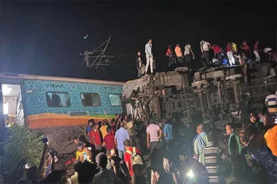 उड़ीसा में कोरोमंडल एक्सप्रेस ट्रेन बड़ी दुर्घटना का शिकार , कई लोगों के मारे जाने की आशंका