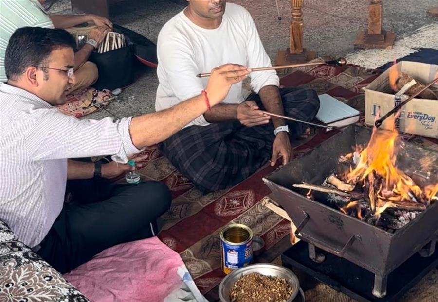 डीसी ने वेदों की ऋचाओं पर यज्ञ में डालीं आहुतियां