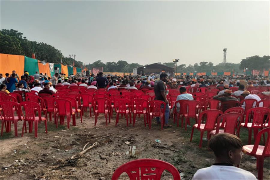 केंद्रीय रक्षा मंत्री राजनाथ सिंह की रैली में कुर्सियां रही खाली : दीपा दुबे