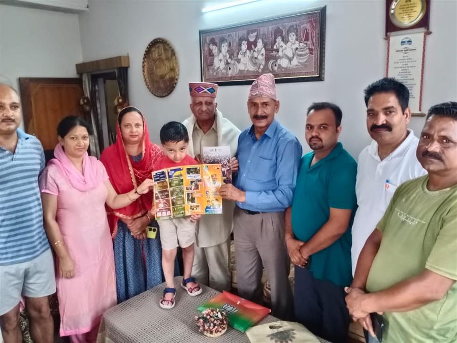 पूर्व मंत्री रवि ने आपातकाल में जेल गये बलवीर सिंह ठाकुर को सम्मानित किया