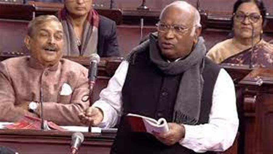 कांग्रेस अध्यक्ष  Mallikarjun Kharge के बयान पर  संसद में भारी हंगामा