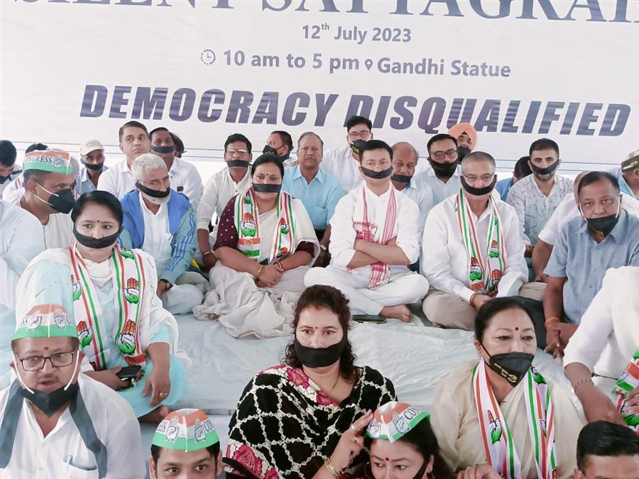 उत्तराखंड कांग्रेस ने देहरादून में गांधी मैदान में मौन विरोध प्रदर्शन किया