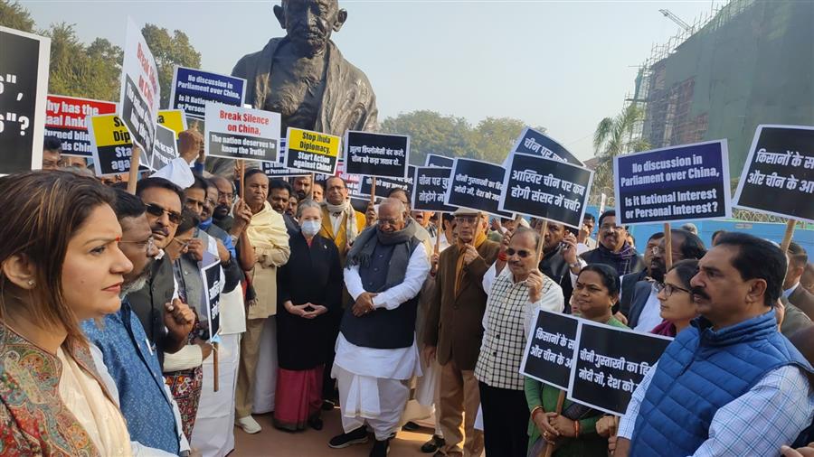 Sonia Gandhi और अन्य विपक्षी नेताओं ने गांधी प्रतिमा के सामने विरोध प्रदर्शन किया