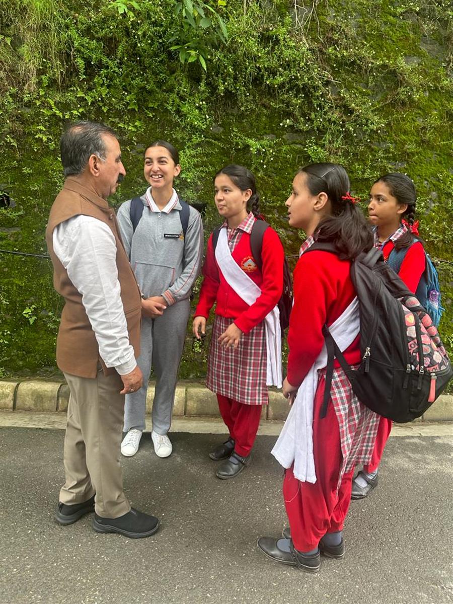 पैदल सचिवालय पहुंचे मुख्यमंत्री, लोगों से किया संवाद