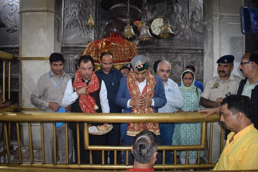 धनी राम शांडिल ने ज्वालामुखी मंदिर में मात्था टेका