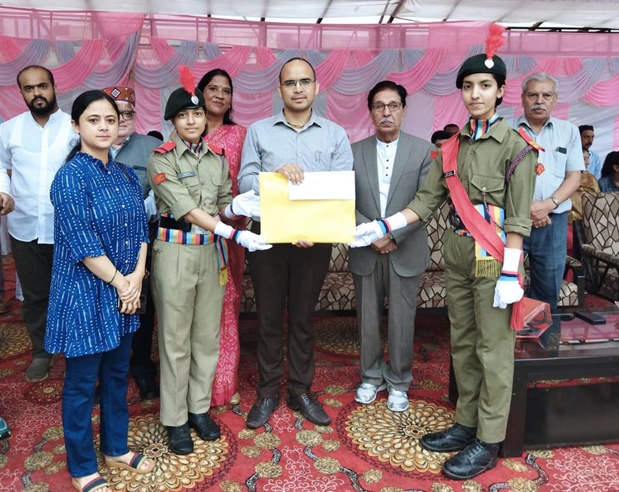 अमित गुलेरिया ने  पालमपुर में फहराया तिरंगा