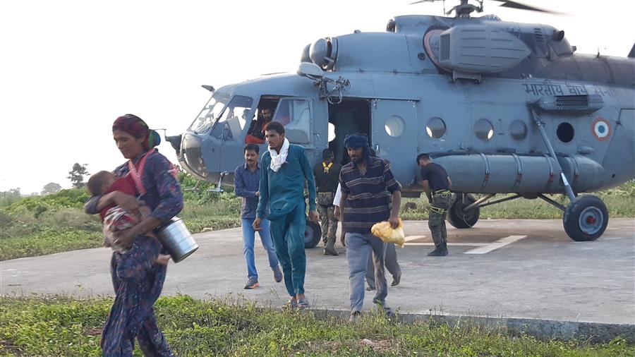 इंदोरा और फतेहपुर में युद्ध स्तर पर चल रहा रेस्क्यू ऑपरेशन, अब तक 766 लोगों को निकाला सुरक्षित