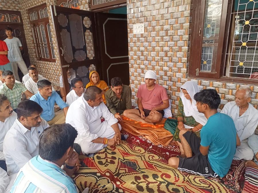 उपमुख्यमंत्री मुकेश अग्निहोत्री ने सहोड़ा पहुंचकर कनिष्ठ अभियंता के परिवार संग प्रकट की संवेदनाएं 