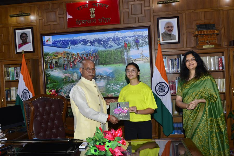 राज्यपाल ने ‘ड्रीम कैचर’ कहानी संग्रह का विमोचन किया