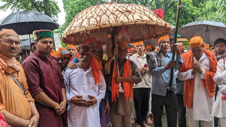 मंडलियां नंगे पांव करती हैं घर घर जाकर गुग्गा जाहरवीर का गुणगान